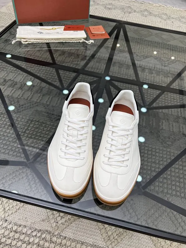Factory price: 440💰Loro men's shoes💰iana top purchasing agent🇮🇹 men's shoes💰 The popular casual sneakers counter of the popular street man has new products at the same time. The uppers are made of cowhide fabric imported from Italy. The high-quality splicing technology has a classic and generous layout with a masculine temperament. Soft and comfortable cowhide lining. The soles: the original soles are specially provided by the original factory. The exclusive molded soles are super comfortable. The original factory follows the order. 🔍🔍High quality. You can enter and exit the counter at will. Welcome to compare. The code number is 38-44, customized 45